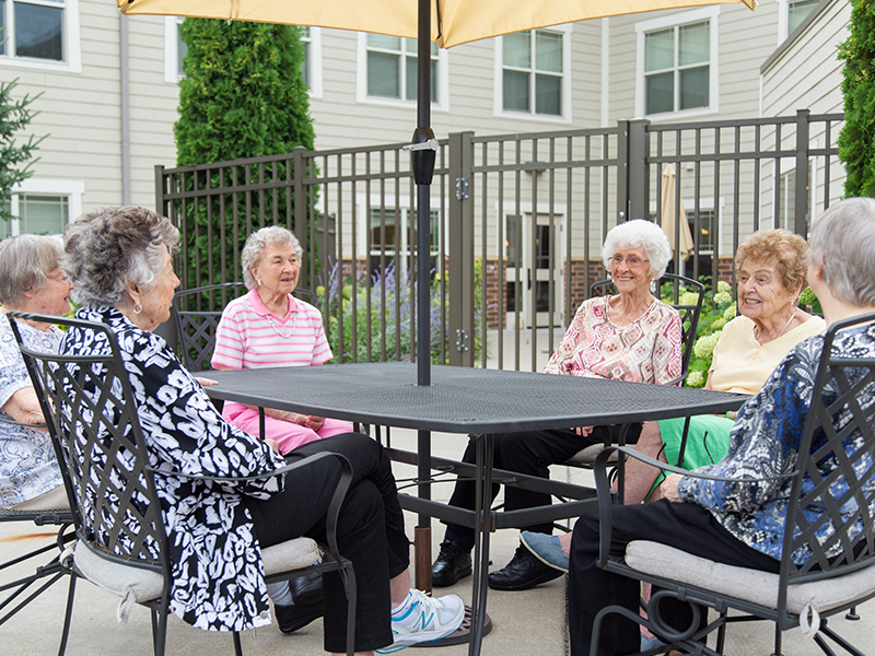 outside-patio-senior-living-inver-glen